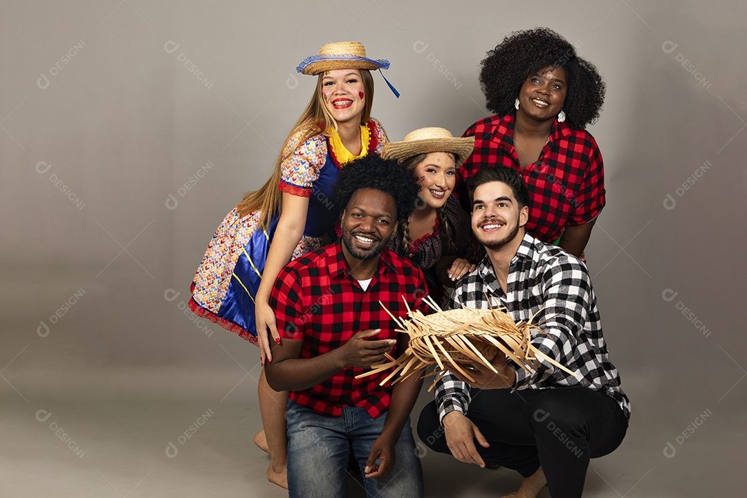 Grupo de jovens usando roupas típicas de festa junina sobre fundo isolado