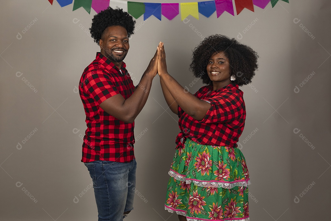 Lindo casal usando roupas típicas festa junina sobre fundo isolado