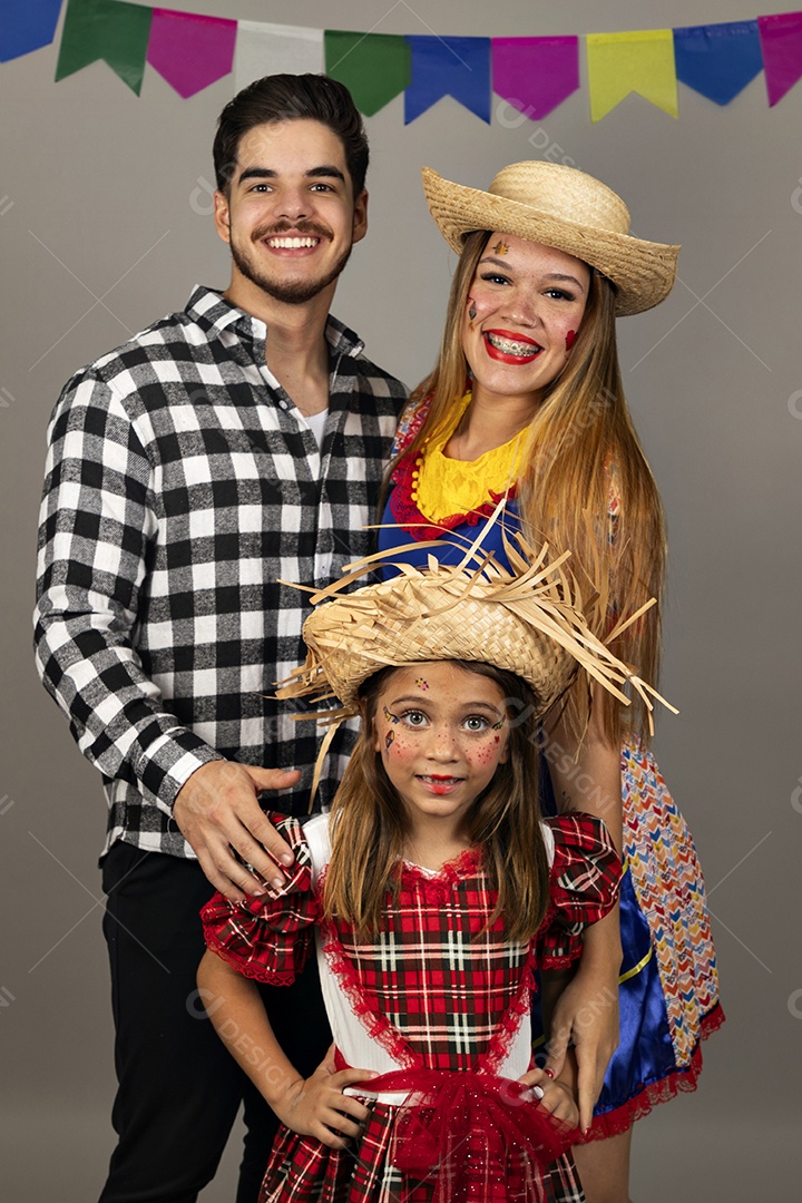 Lindo casal jovens usando roupas típicas festa junina ao lado de sua filha linda