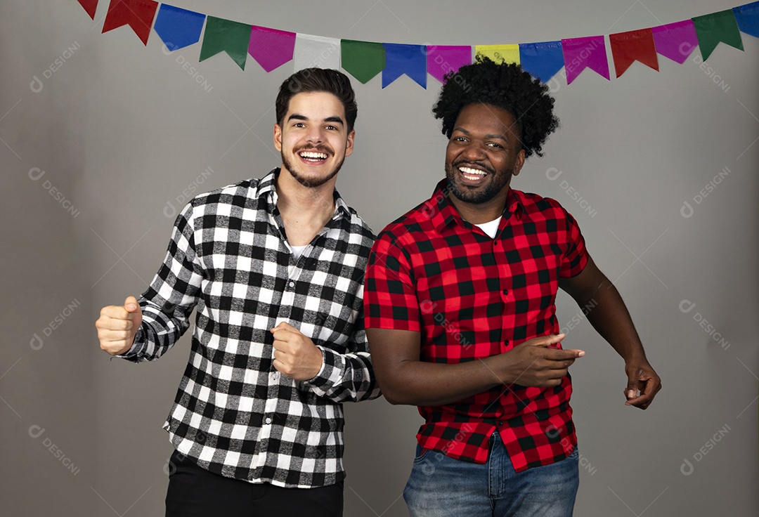 Homens jovens amigos usando roupas típicas de festa junina sobre fundo isolado