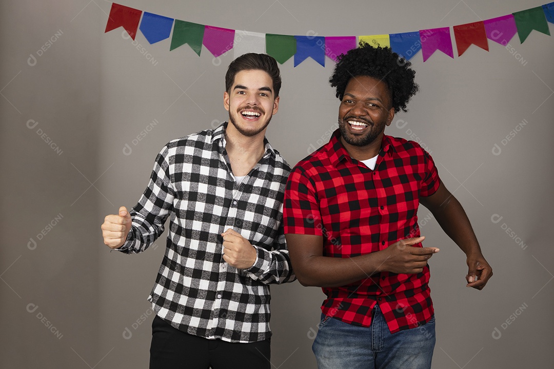 Homens jovens amigos usando roupas típicas de festa junina sobre fundo isolado