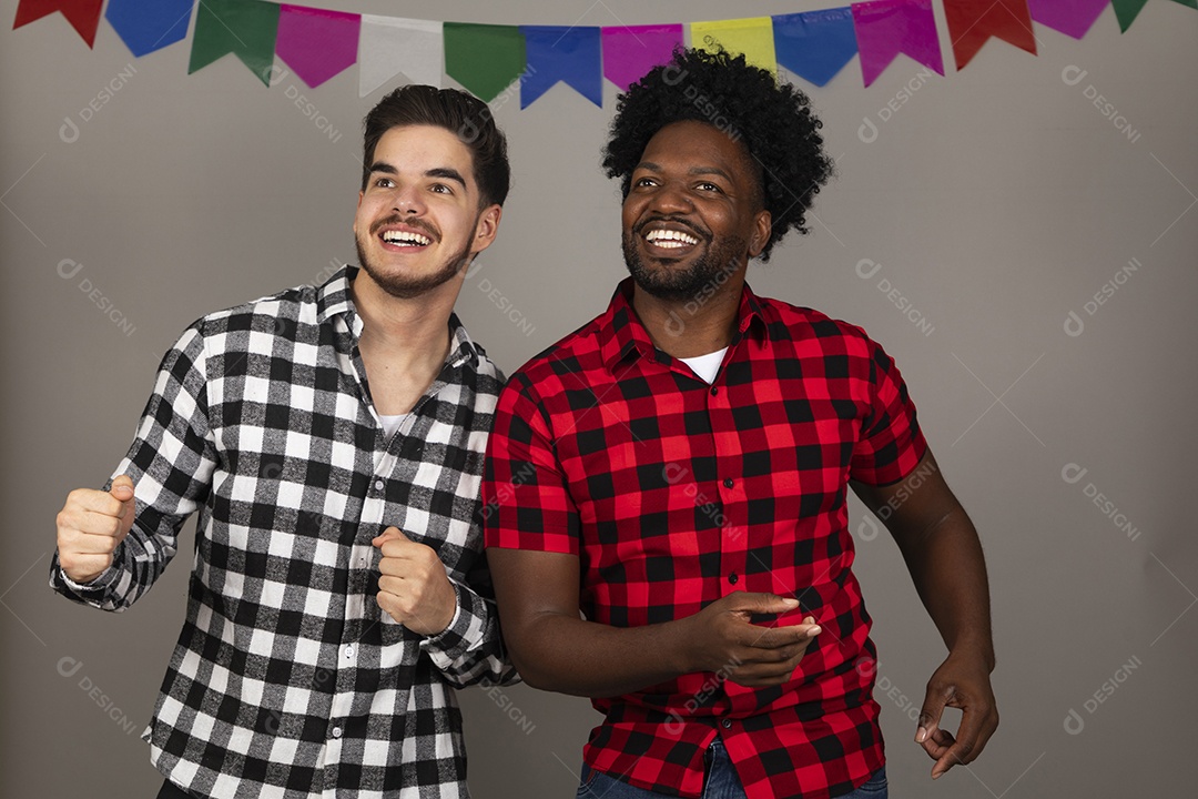 Gtrupo de jovens usando roupas típicas de festa junina sobre fundo isolado