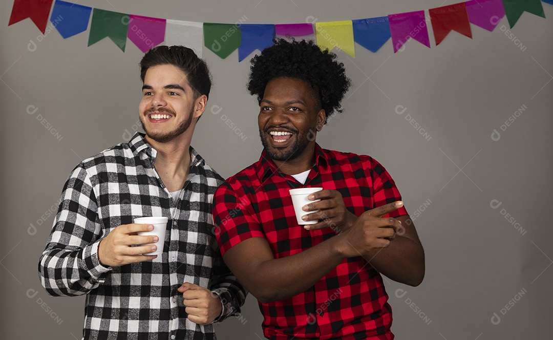 Gtrupo de jovens usando roupas típicas de festa junina sobre fundo isolado