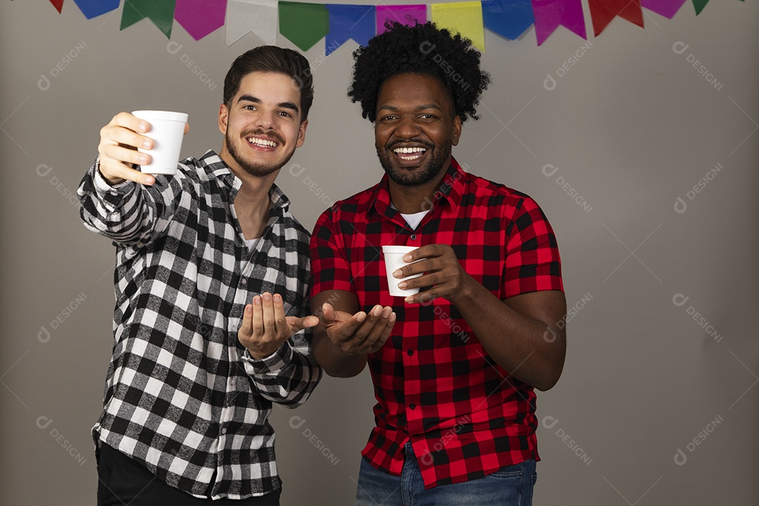 Gtrupo de jovens usando roupas típicas de festa junina sobre fundo isolado