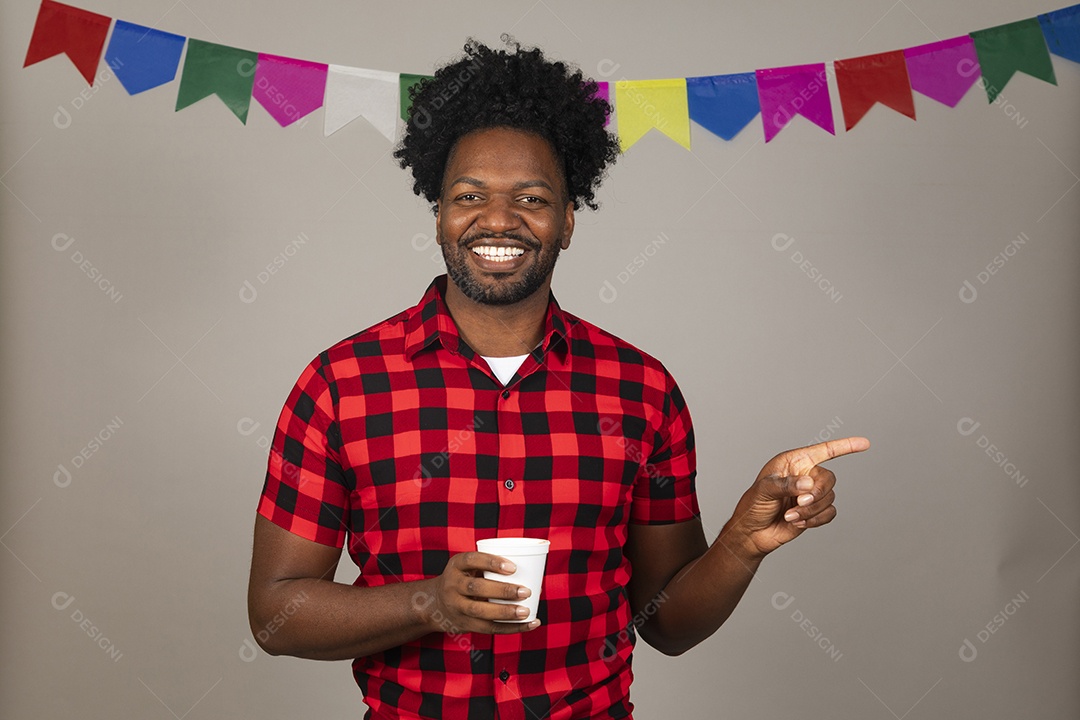 Homem jovem usando roupas típicas de festa junina sobre fundo isolado