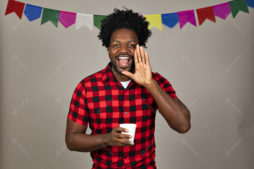 Homem jovem usando roupas típicas de festa junina sobre fundo isolado