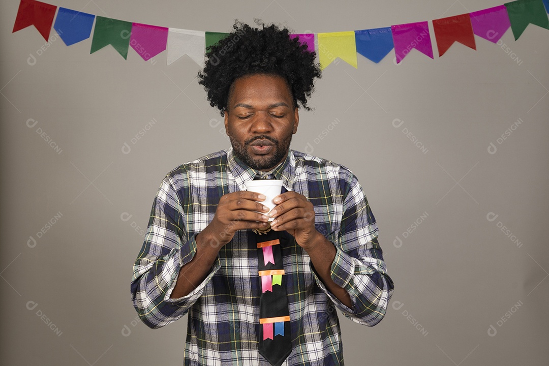 Homem jovem usando roupas típicas de festa junina sobre fundo isolado