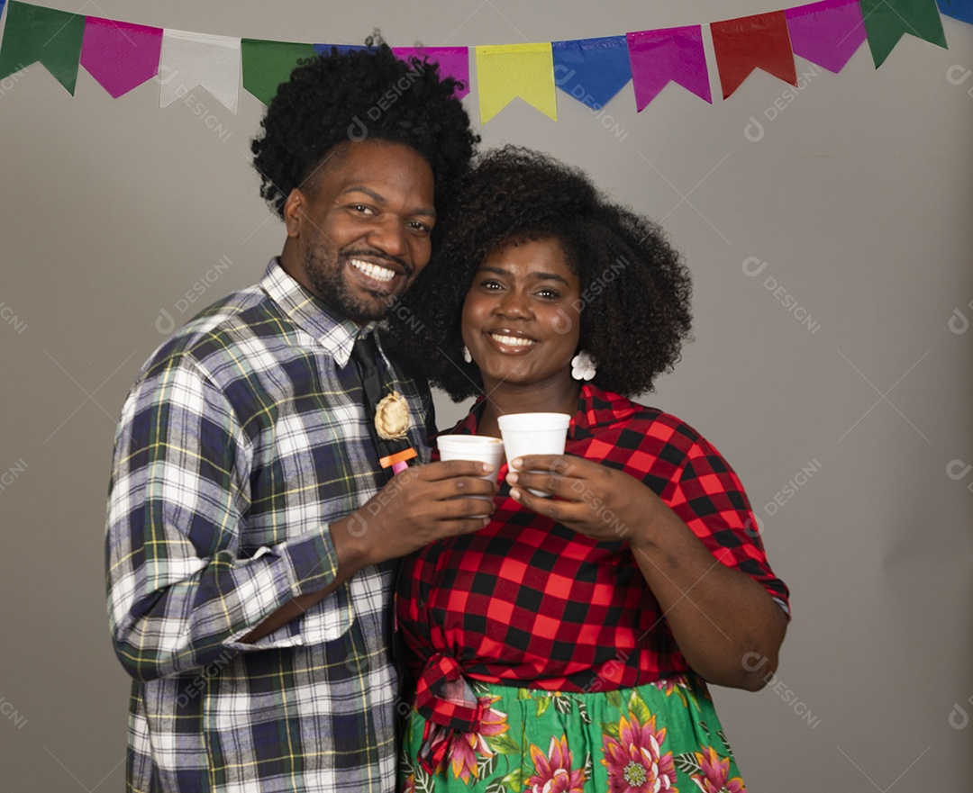 Lindo casal usando roupas típicas festa junina sobre fundo isolado