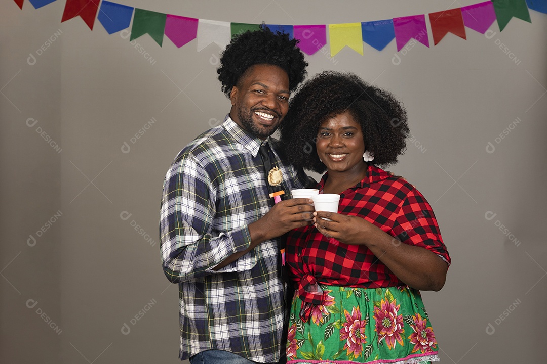 Lindo casal usando roupas típicas festa junina sobre fundo isolado