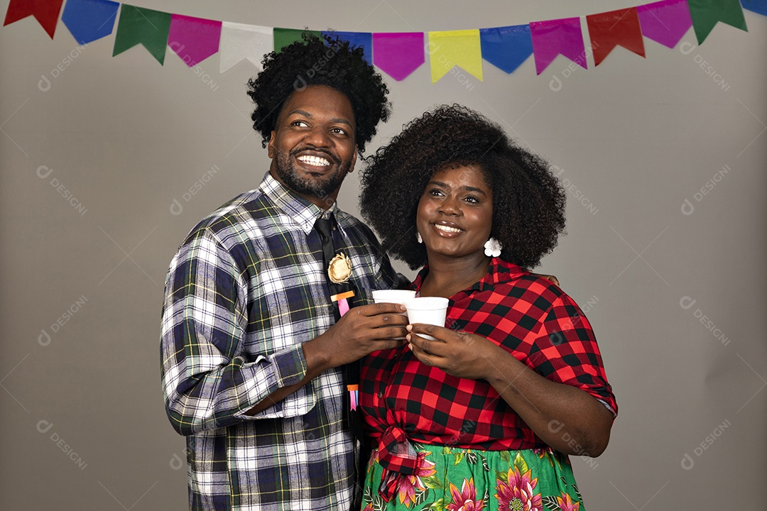Lindo casal usando roupas típicas festa junina sobre fundo isolado