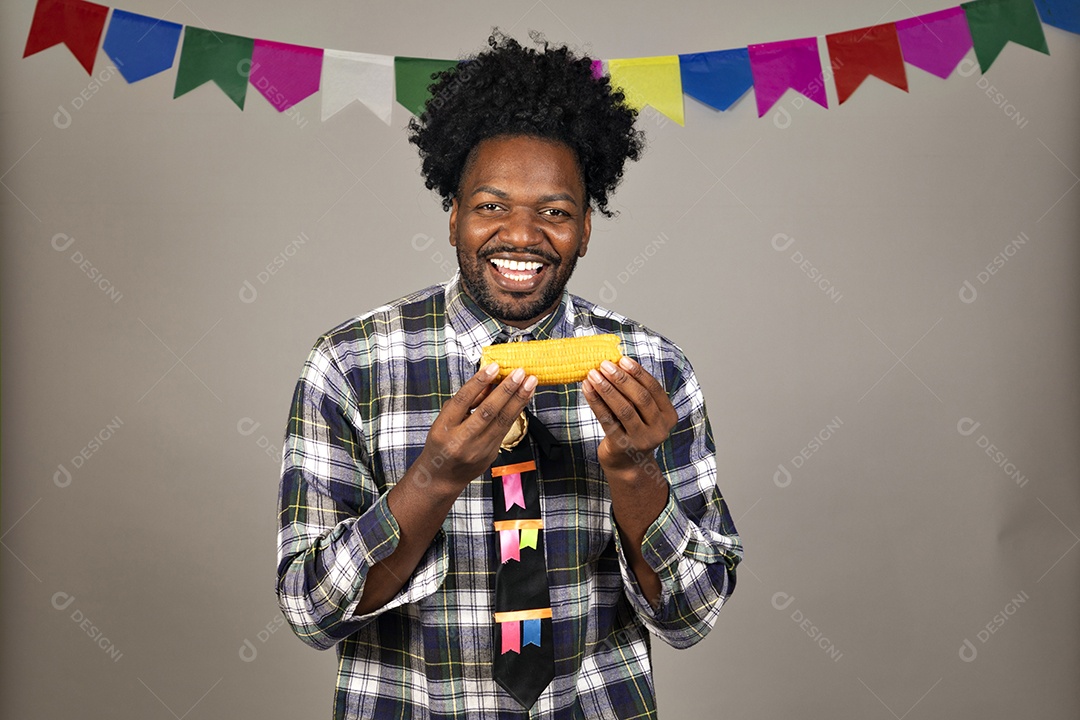 Homem jovem usando roupas típicas de festa junina sobre fundo isolado