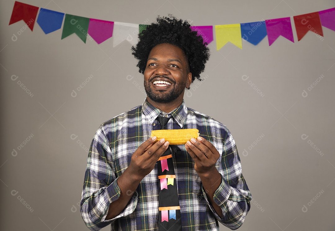 Homem jovem usando roupas típicas de festa junina sobre fundo isolado