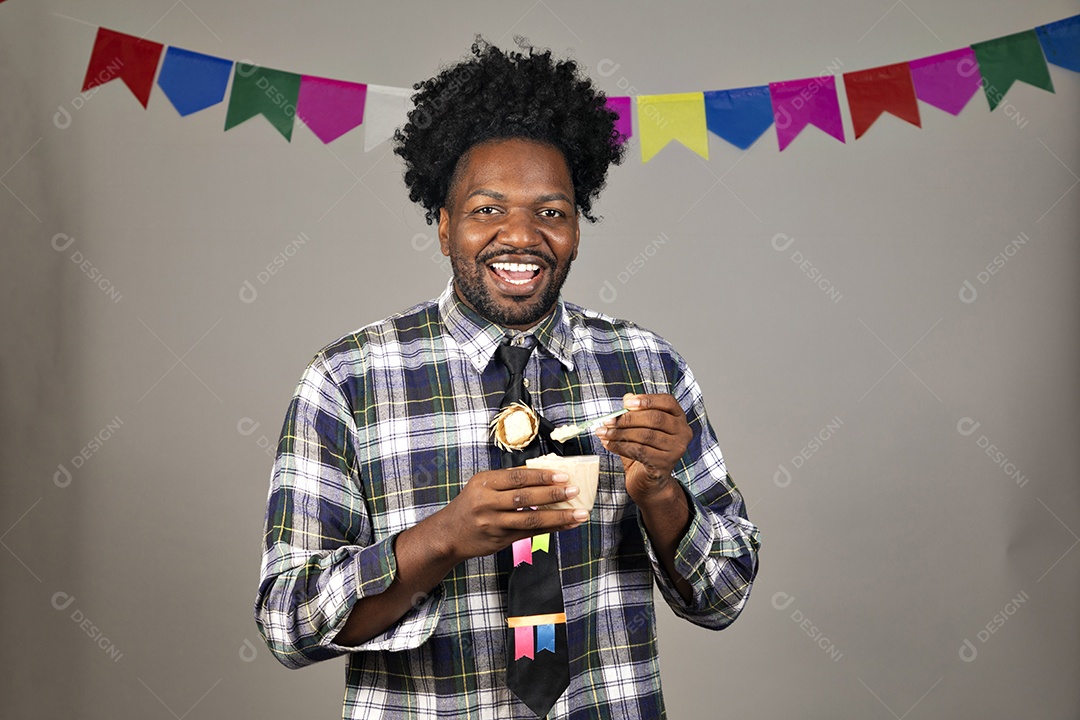 Homem jovem usando roupas típicas de festa junina sobre fundo isolado