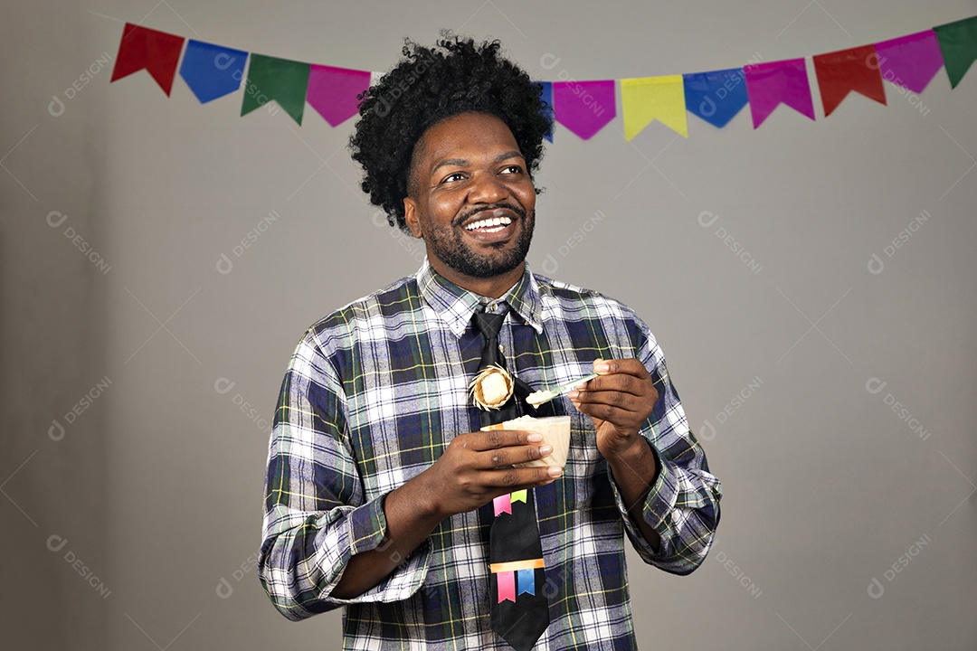 Homem jovem usando roupas típicas de festa junina sobre fundo isolado