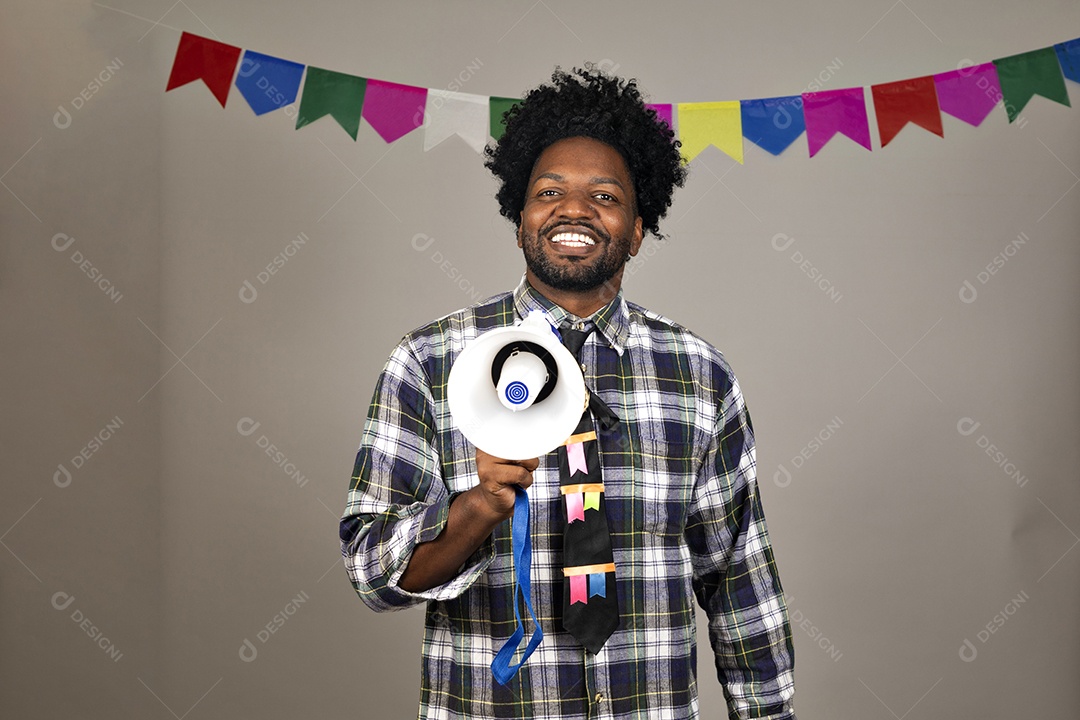 Homem jovem usando roupas típicas de festa junina sobre fundo isolado