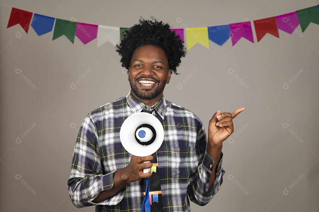 Homem jovem usando roupas típicas de festa junina sobre fundo isolado