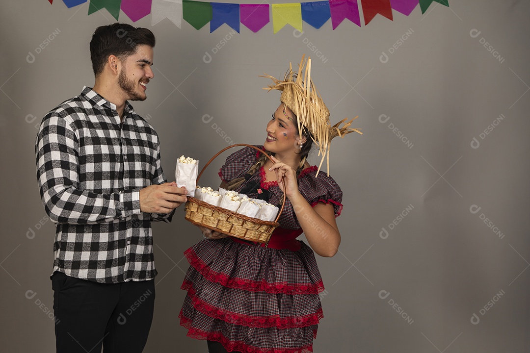 Lindo casal usando roupas típicas festa junina sobre fundo isolado