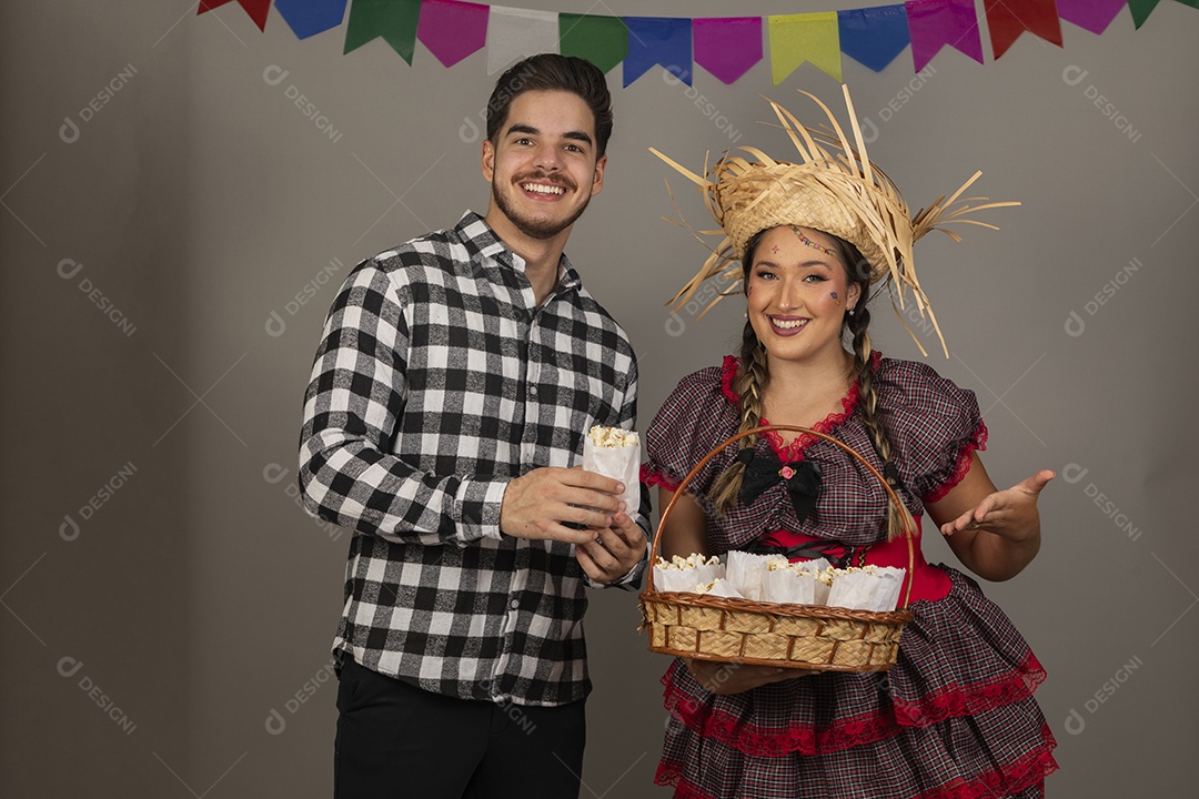 Lindo casal usando roupas típicas festa junina sobre fundo isolado