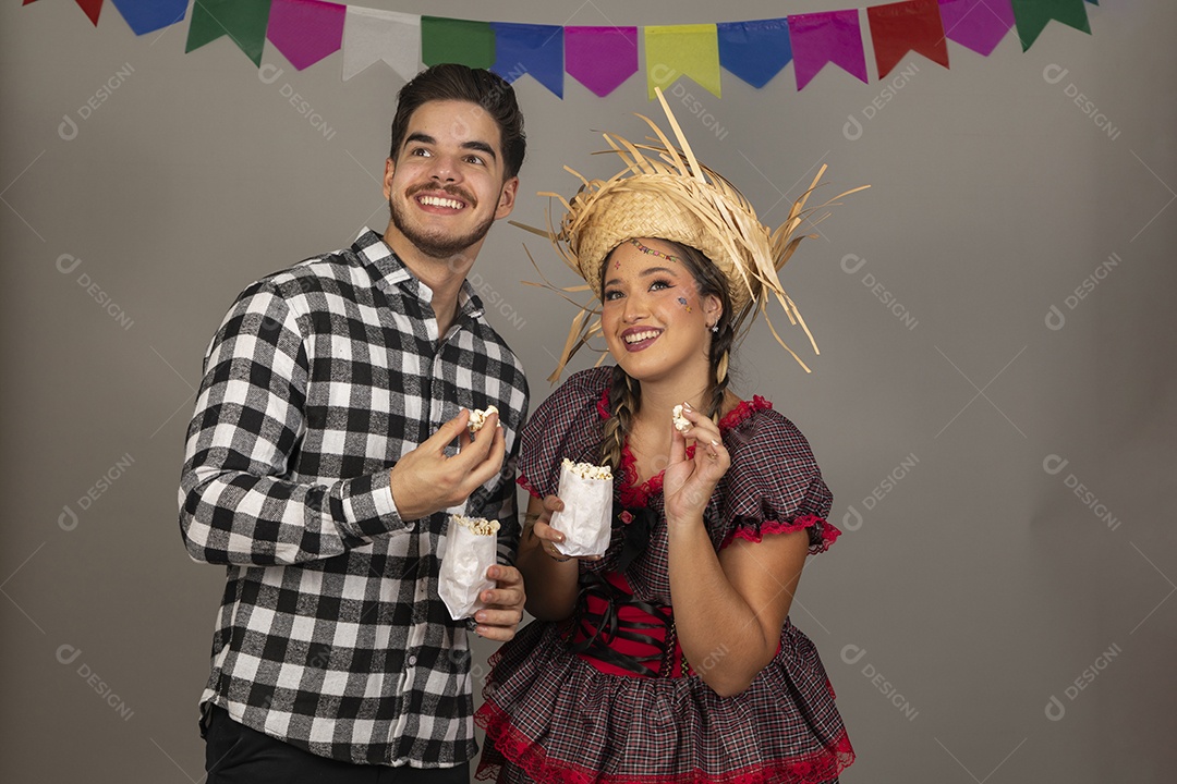 Lindo casal usando roupas típicas festa junina sobre fundo isolado