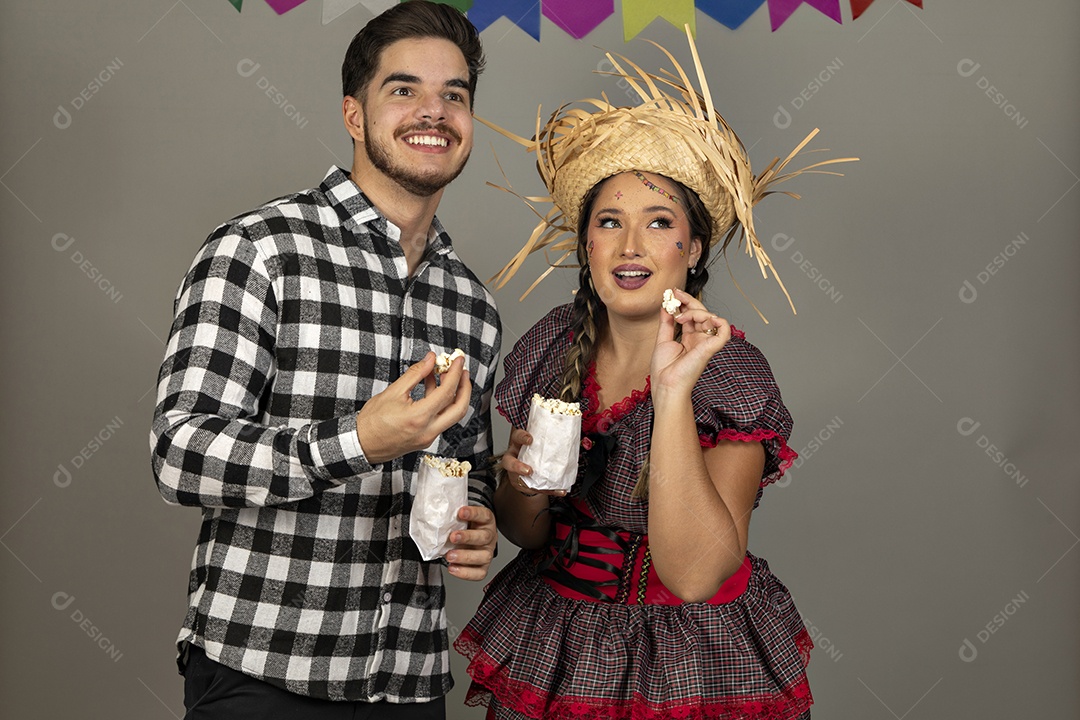 Lindo casal usando roupas típicas festa junina sobre fundo isolado