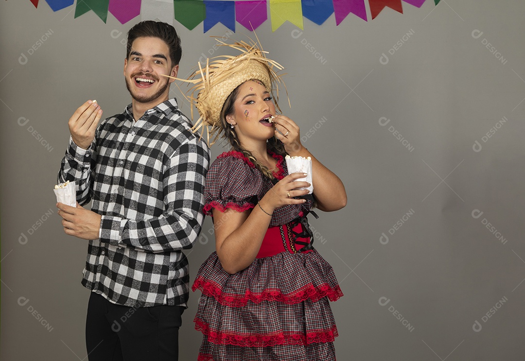 Lindo casal usando roupas típicas festa junina sobre fundo isolado