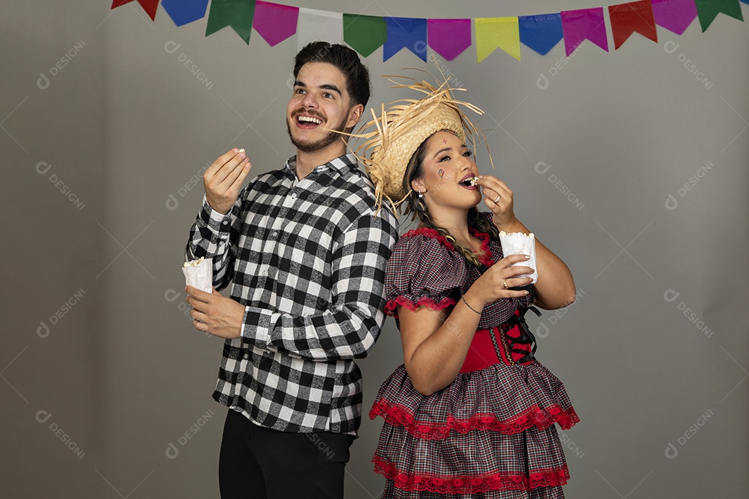 Lindo casal usando roupas típicas festa junina sobre fundo isolado