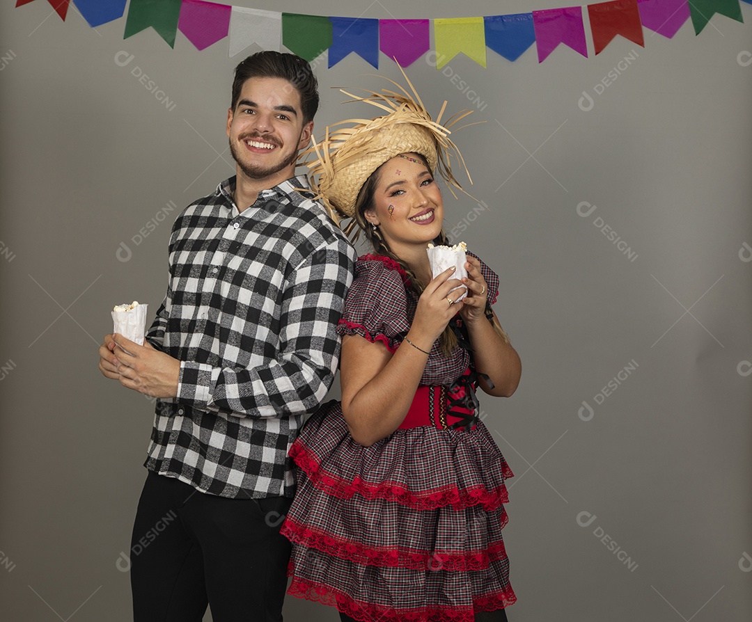 Lindo casal usando roupas típicas festa junina sobre fundo isolado