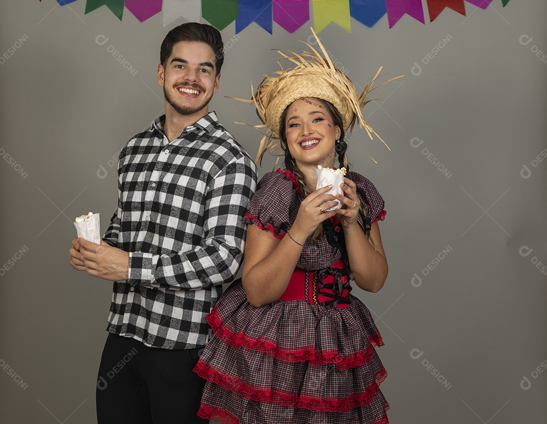Lindo casal usando roupas típicas festa junina sobre fundo isolado