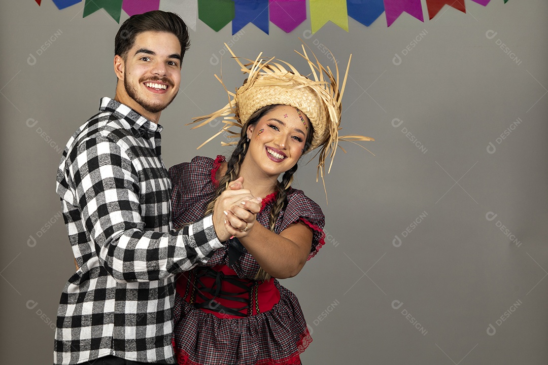 Lindo casal usando roupas típicas festa junina sobre fundo isolado
