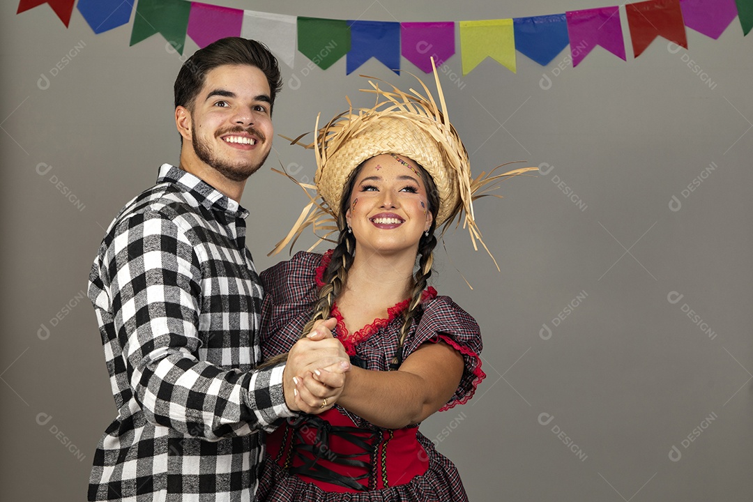 Lindo casal usando roupas típicas festa junina sobre fundo isolado