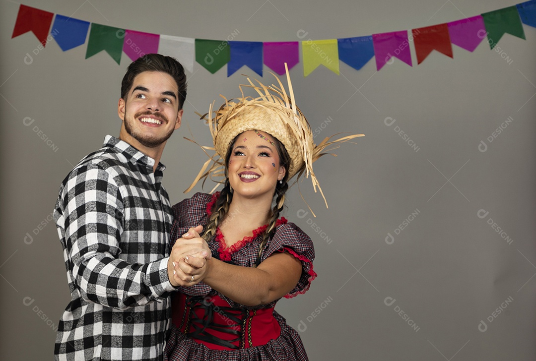Lindo casal usando roupas típicas festa junina sobre fundo isolado