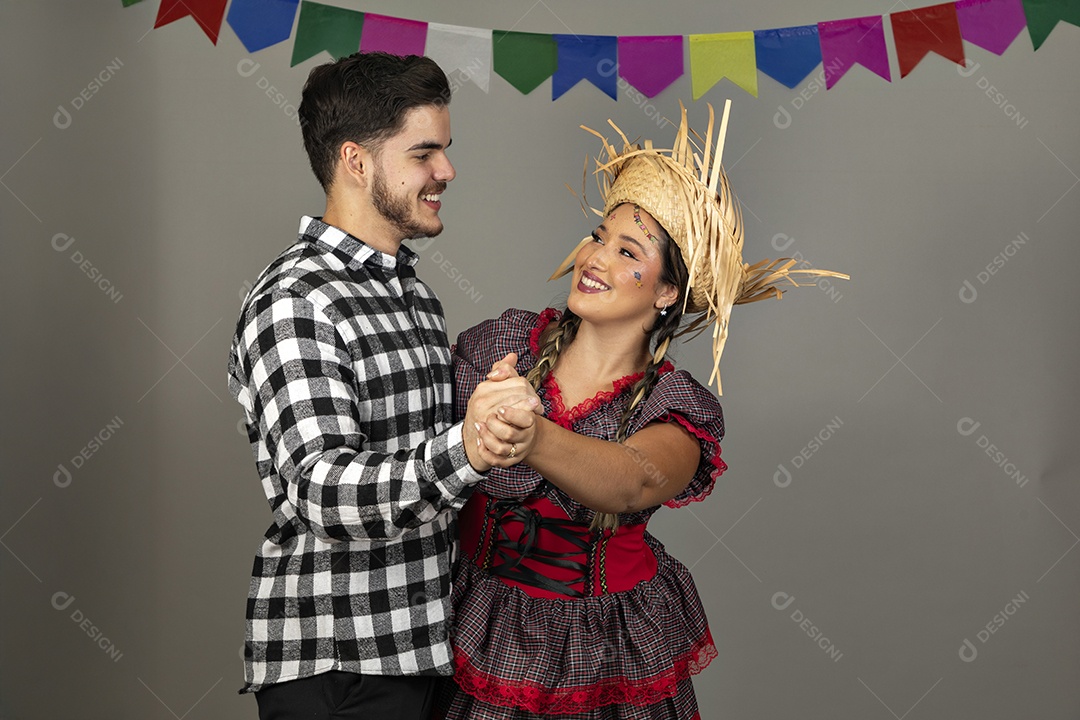 Lindo casal usando roupas típicas festa junina sobre fundo isolado