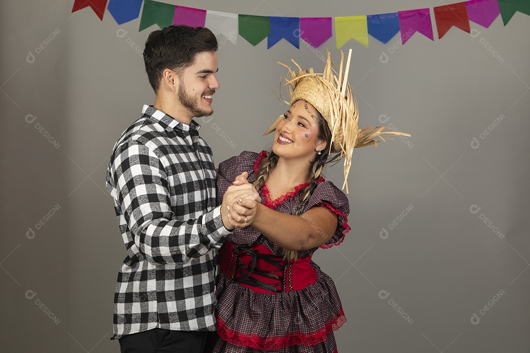 Lindo casal apaixonados celebrando festa junina