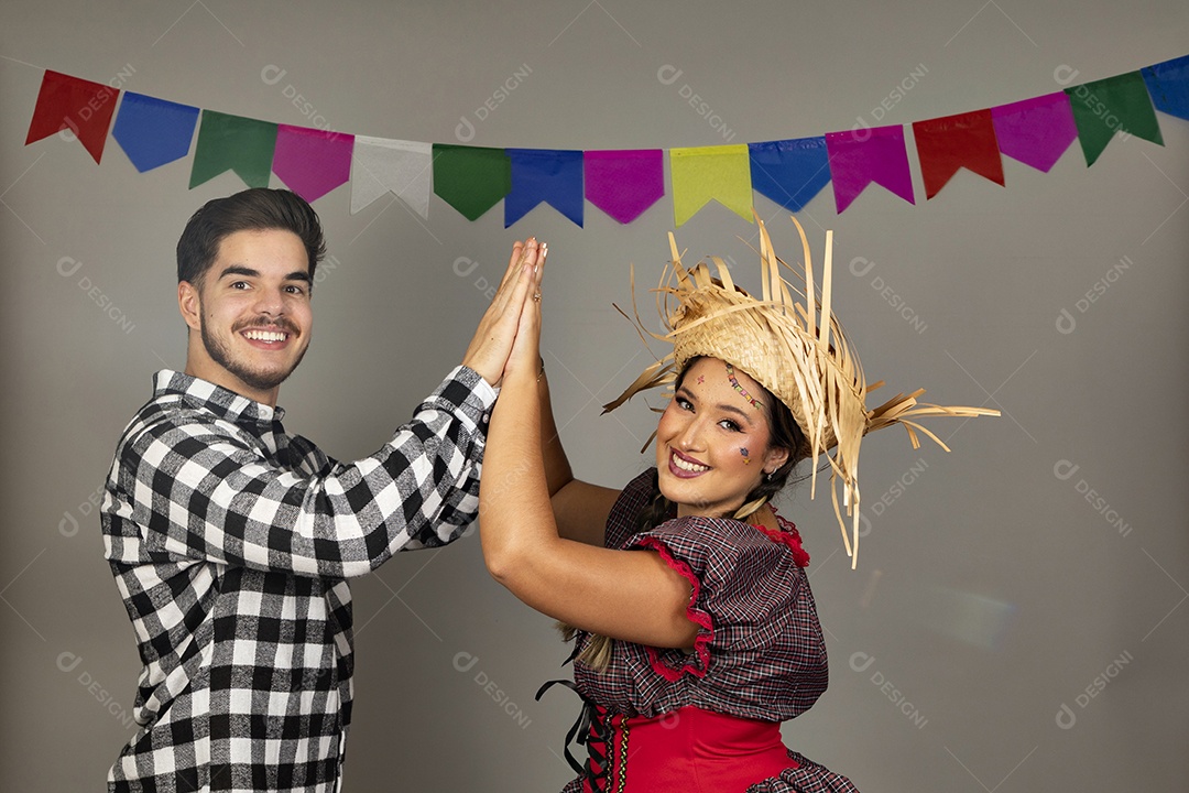 Lindo casal apaixonados celebrando festa junina