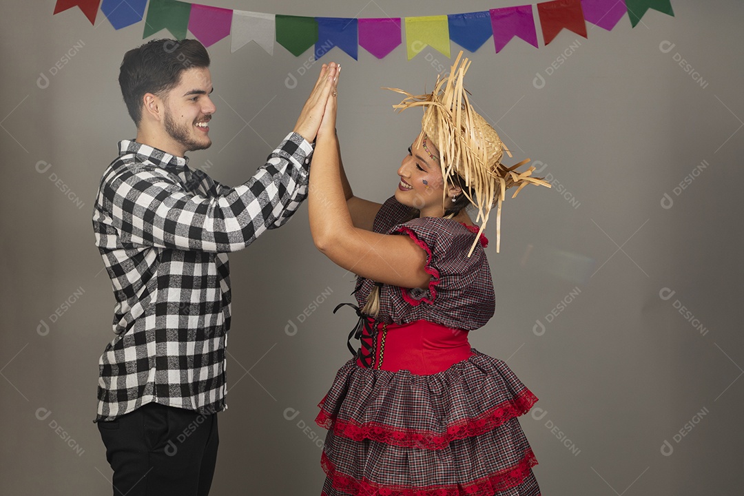 Lindo casal apaixonados celebrando festa junina