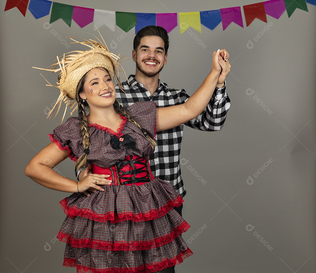 Lindo casal usando roupas típicas festa junina sobre fundo isolado