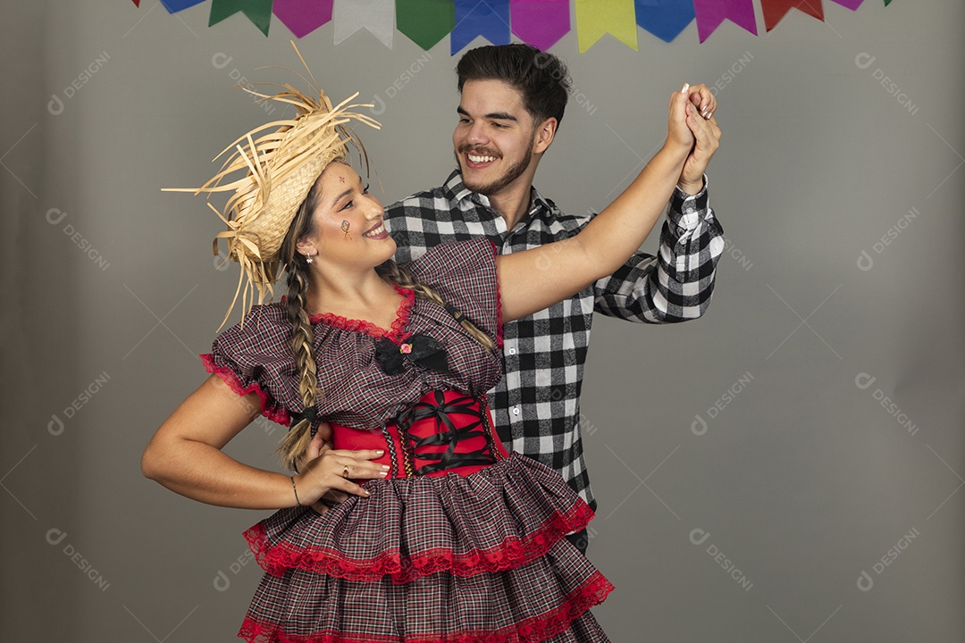 Lindo casal usando roupas típicas festa junina sobre fundo isolado