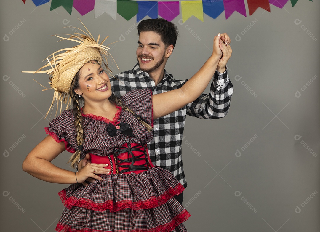 Lindo casal usando roupas típicas festa junina sobre fundo isolado