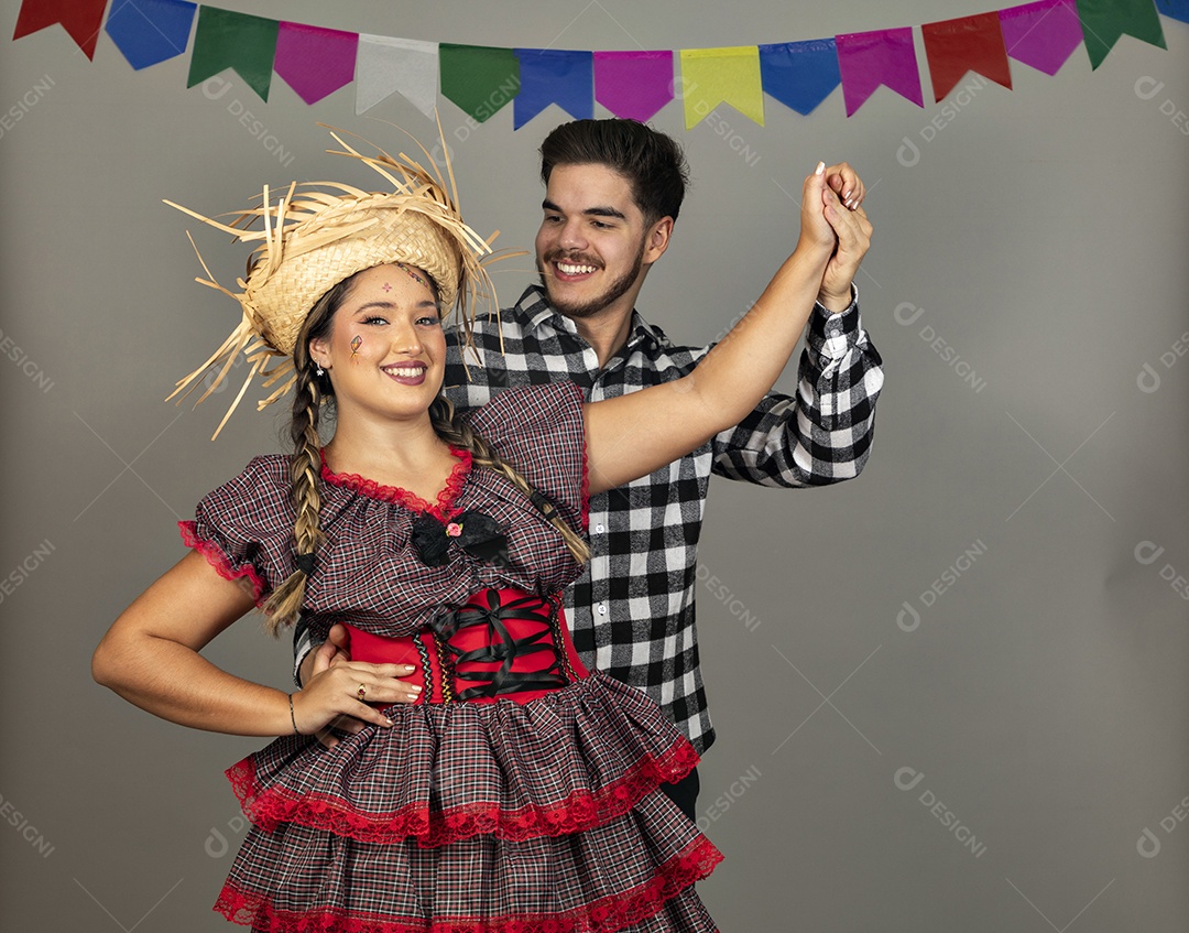 Lindo casal usando roupas típicas festa junina sobre fundo isolado