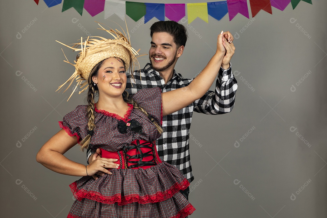 Lindo casal usando roupas típicas festa junina sobre fundo isolado