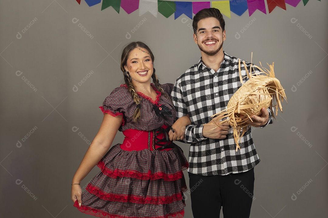 Lindo casal usando roupas típicas festa junina sobre fundo isolado