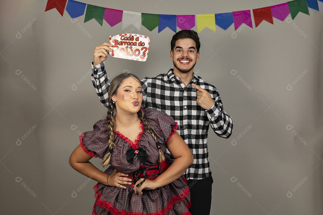 Lindo casal usando roupas típicas festa junina sobre fundo isolado