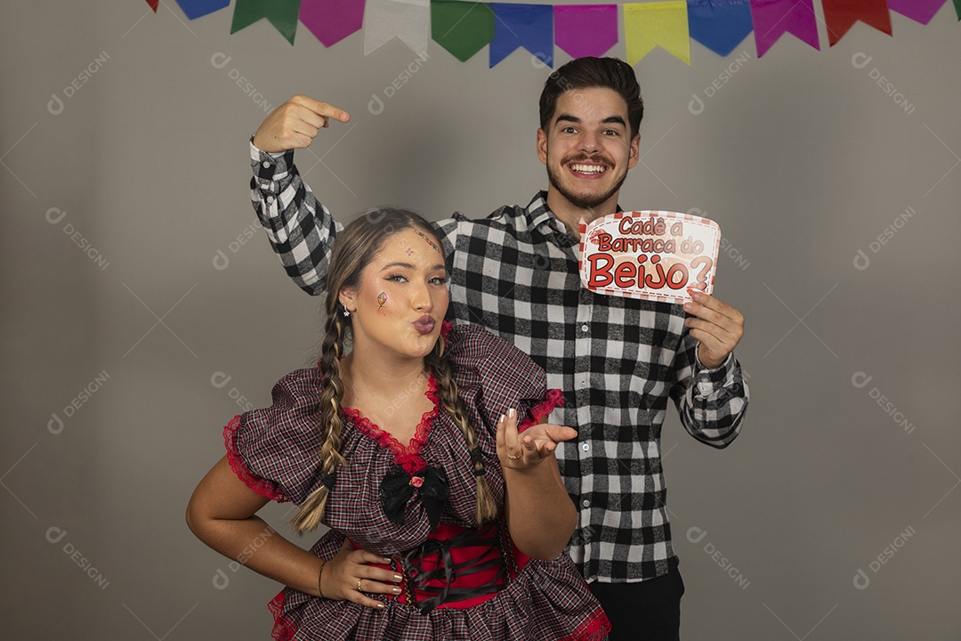 Lindo casal usando roupas típicas festa junina sobre fundo isolado