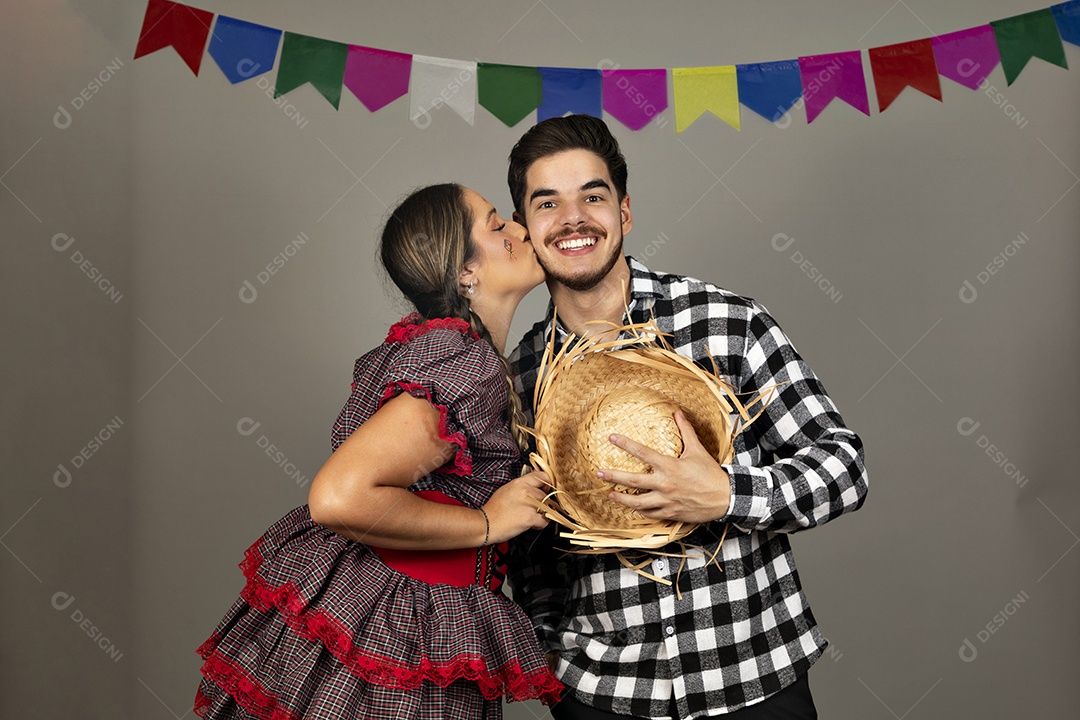 Lindo casal usando roupas típicas festa junina sobre fundo isolado