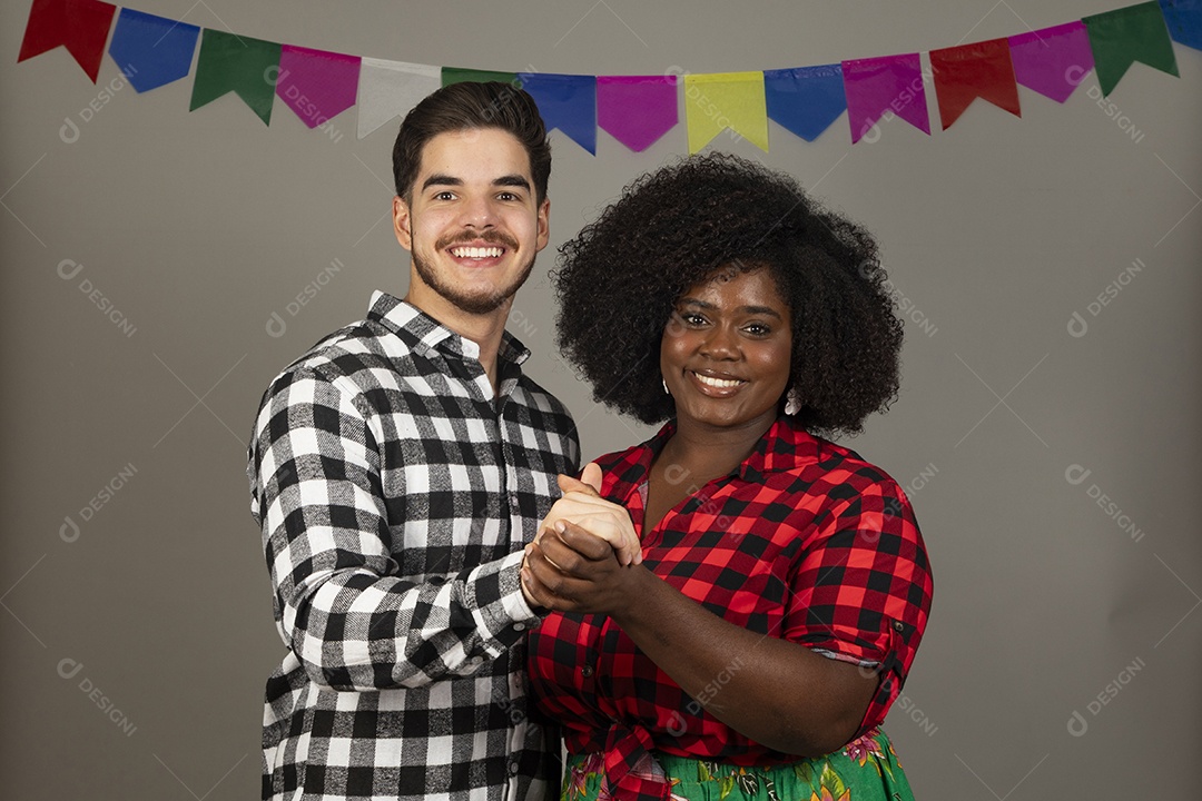 Lindo casal usando roupas típicas festa junina sobre fundo isolado