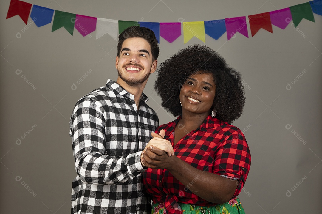 Lindo casal usando roupas típicas festa junina sobre fundo isolado