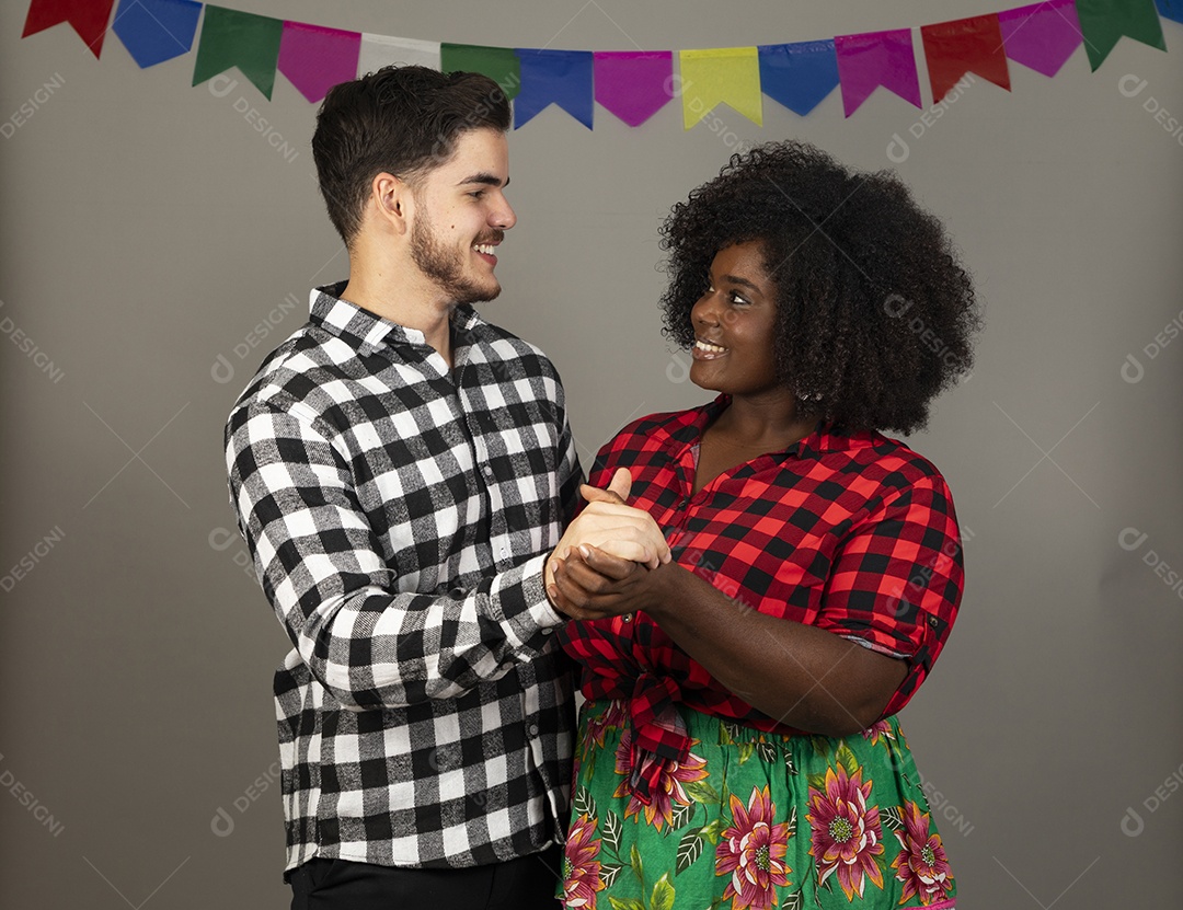 Lindo casal usando roupas típicas festa junina sobre fundo isolado
