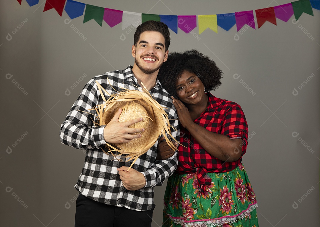 Lindo casal usando roupas típicas festa junina sobre fundo isolado