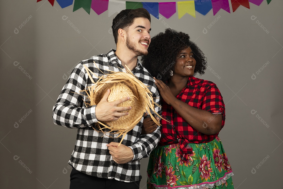 Lindo casal usando roupas típicas festa junina sobre fundo isolado