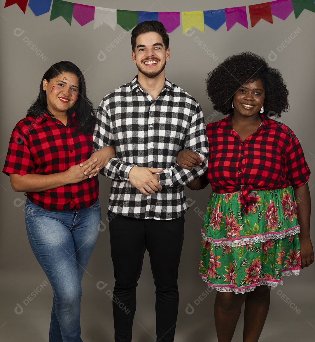 Gtrupo de jovens usando roupas típicas de festa junina sobre fundo isolado